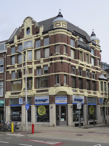 907562 Gezicht op het winkelhoekpand Nachtegaalstraat 32 te Utrecht, met rechts de Kerkstraat.N.B. Bouwjaar: ...